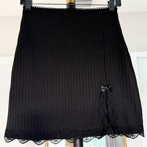 NWOT Black Ribbed Knit Lace Trim Bodycon Mini Skirt | XS / 2